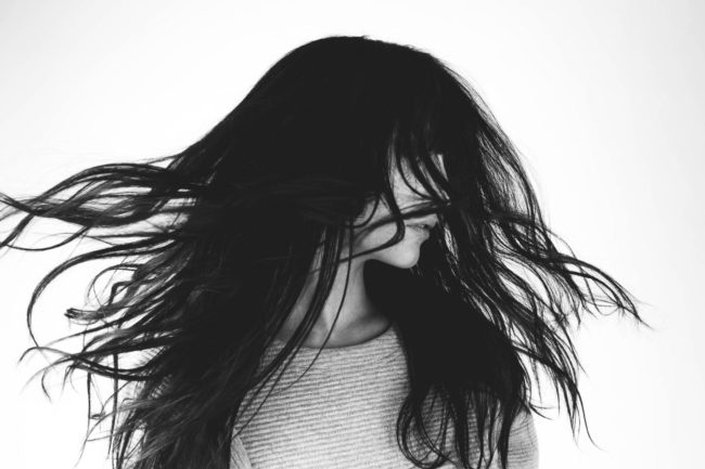 ragazza con capelli al vento foto in bianco e nero