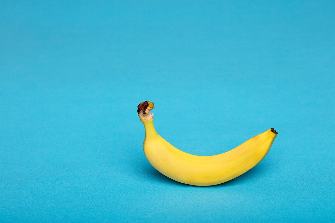 banana su sfondo azzurro