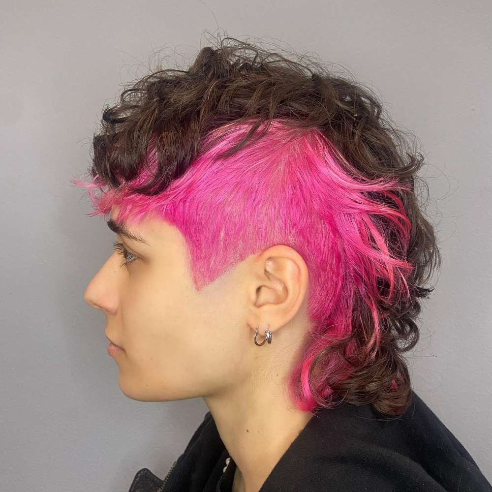 cantante senza-cri con taglio di capelli mullet con rasatura rosa